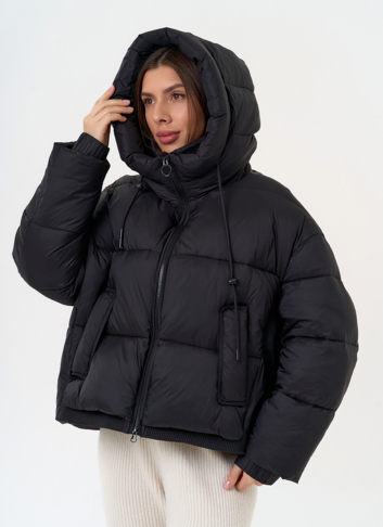 Женский короткий пуховик черного цвета